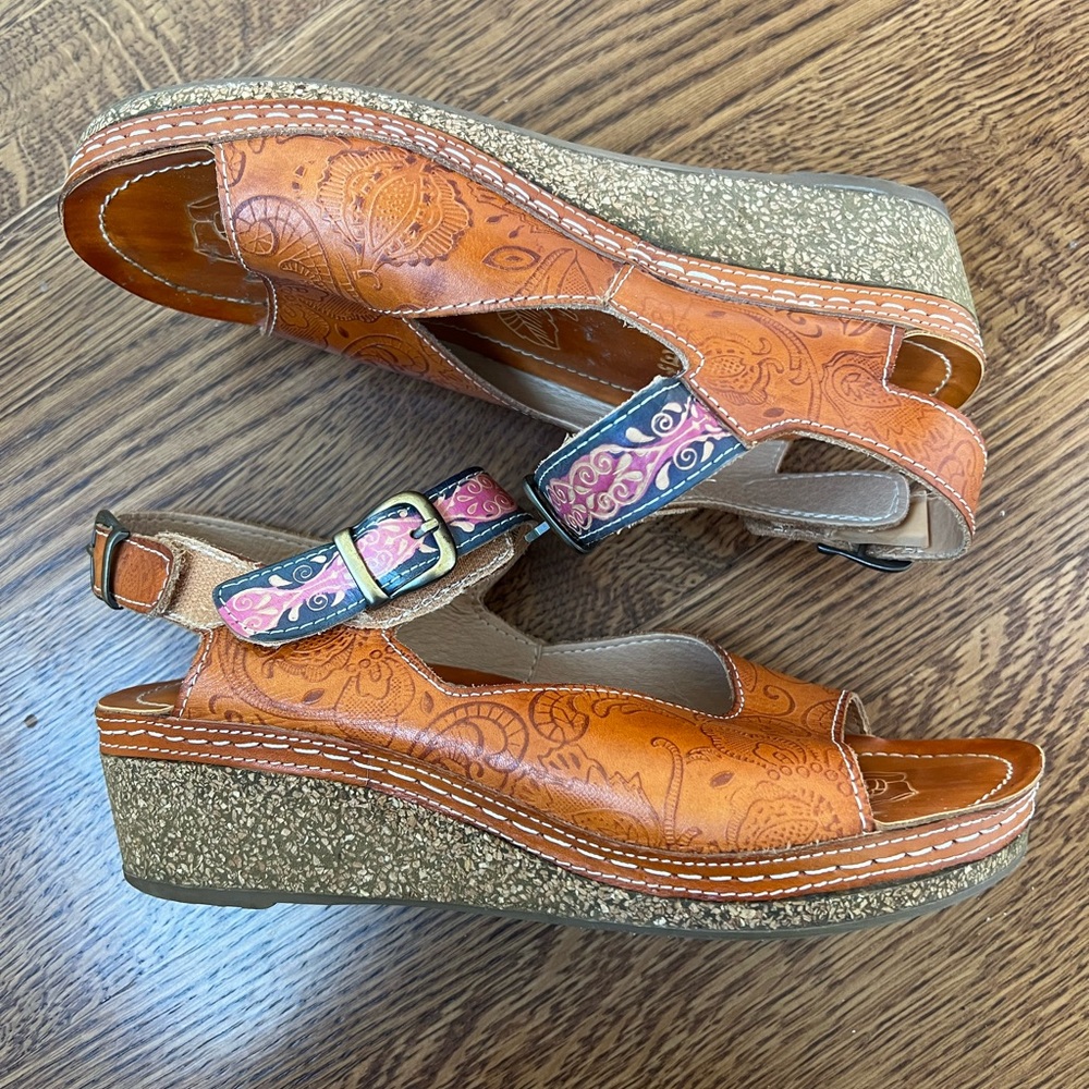 L’ARTISTE SPRING‎ STEP Teddy Cam Tooled Leather Artsy Wedge Sandals Girly 38